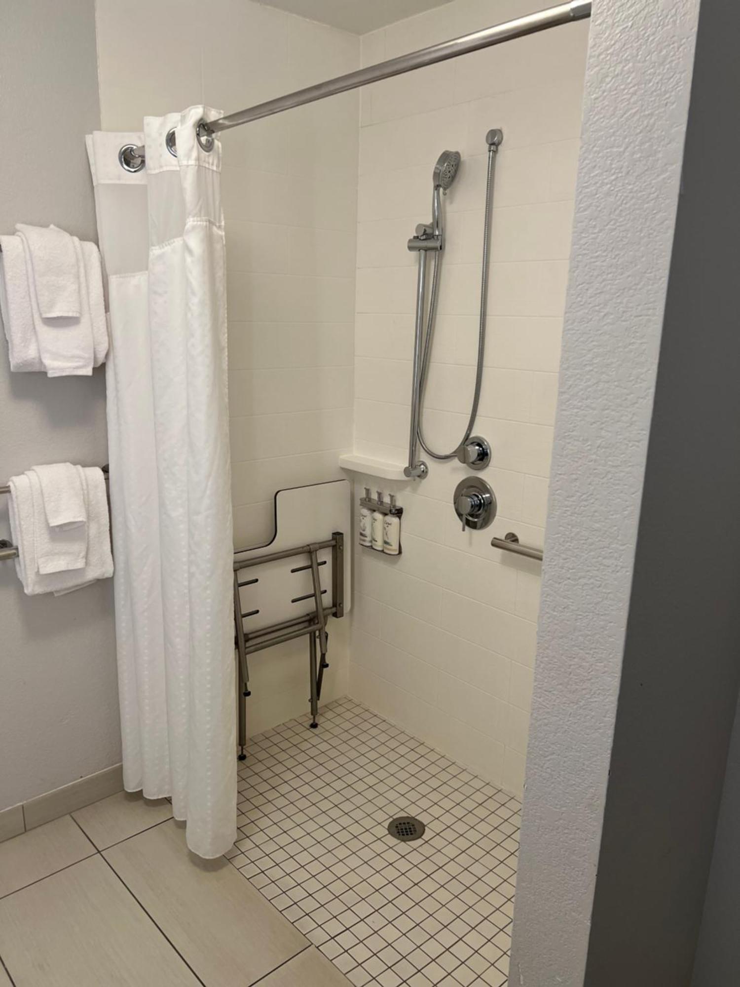Holiday Inn Express & Suites Mobile - University Area By Ihg Exterior foto